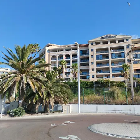 Ciel Bleu De - Vue Azur Avec Piscines Et Jardin *